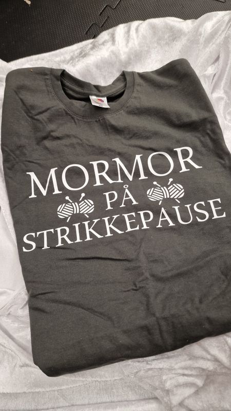 Mormor på strikkepause ( S )